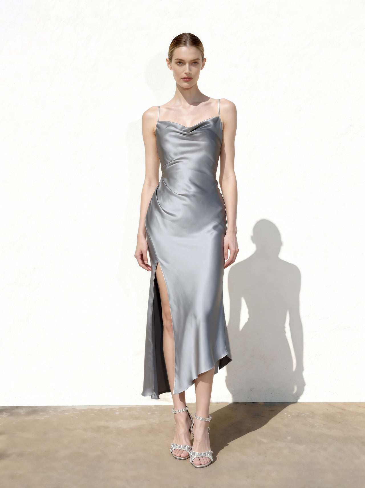Liquid Satin Abendkleid mit Wasserfallausschnitt und Schlitz - Silber