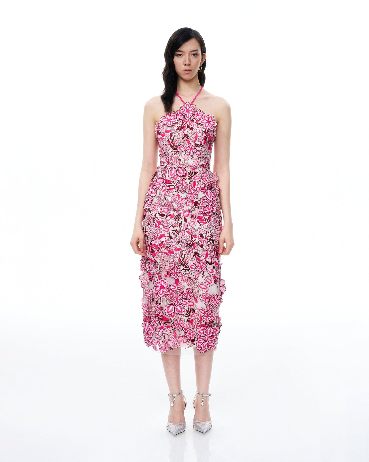 Fiora Besticktes Maxikleid mit Blumen und Neckholder – Rosenrot