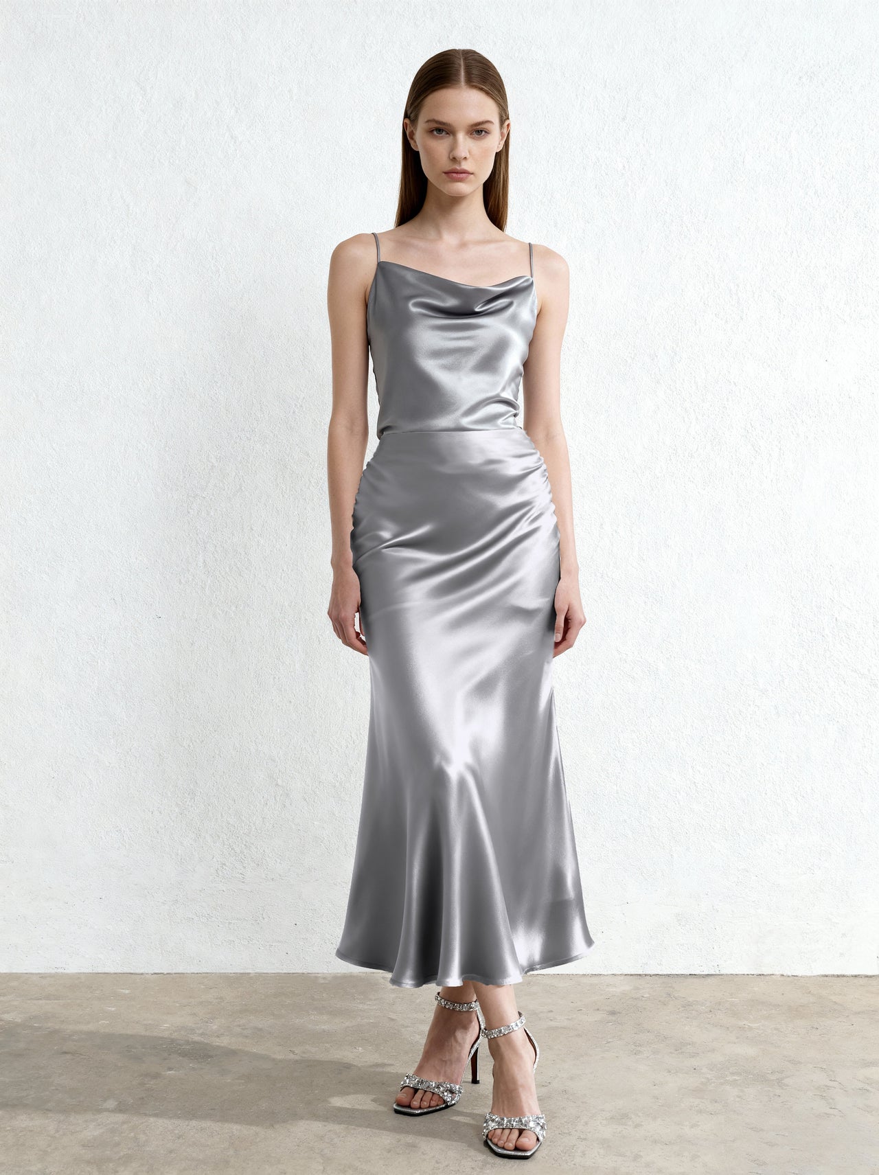 Camisole aus fließendem Satin mit Wasserfallausschnitt – Silber