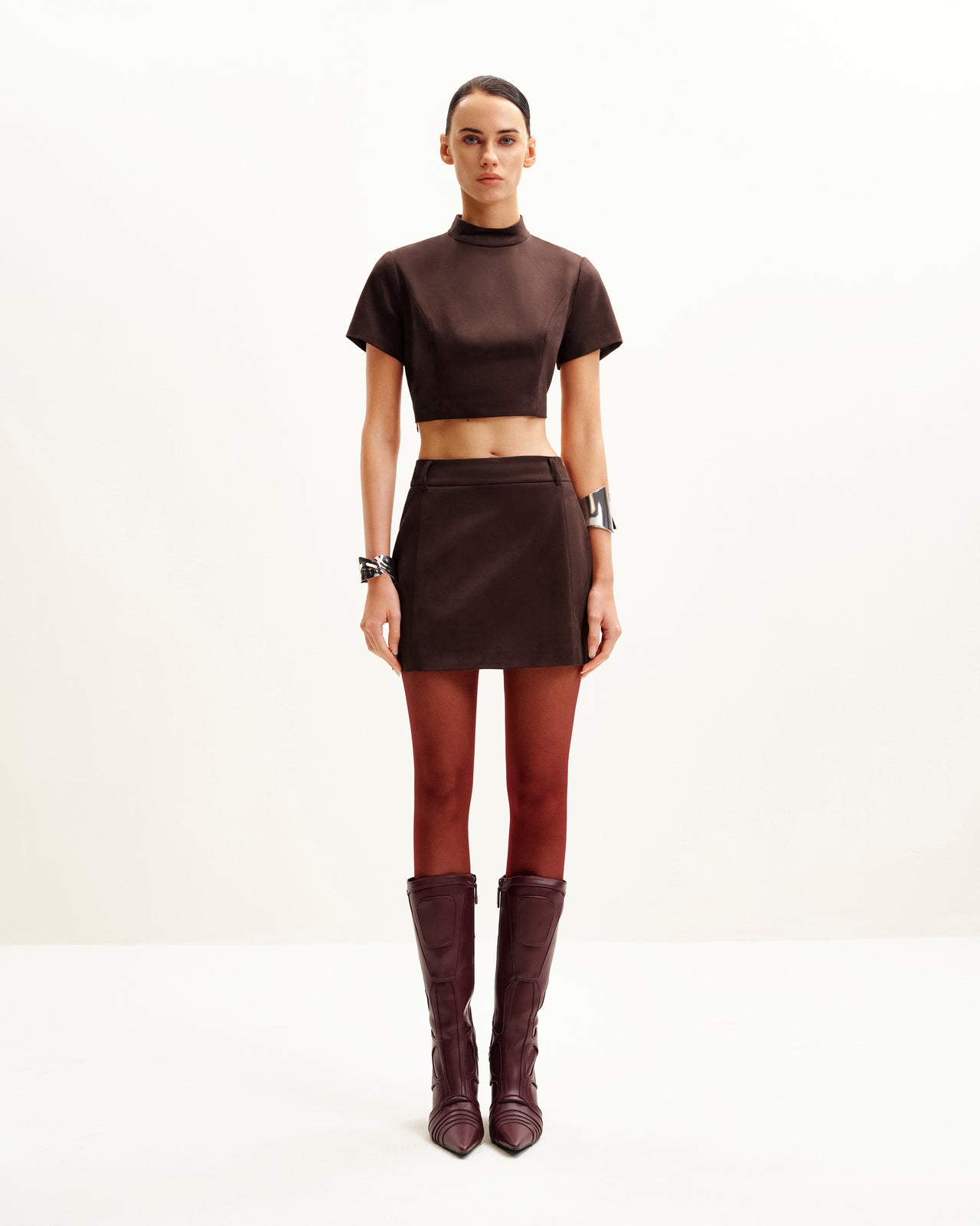Grace Zweiteiliges Set aus Kunstwildleder - Crop-Top und Minirock - Schokoladenbraun