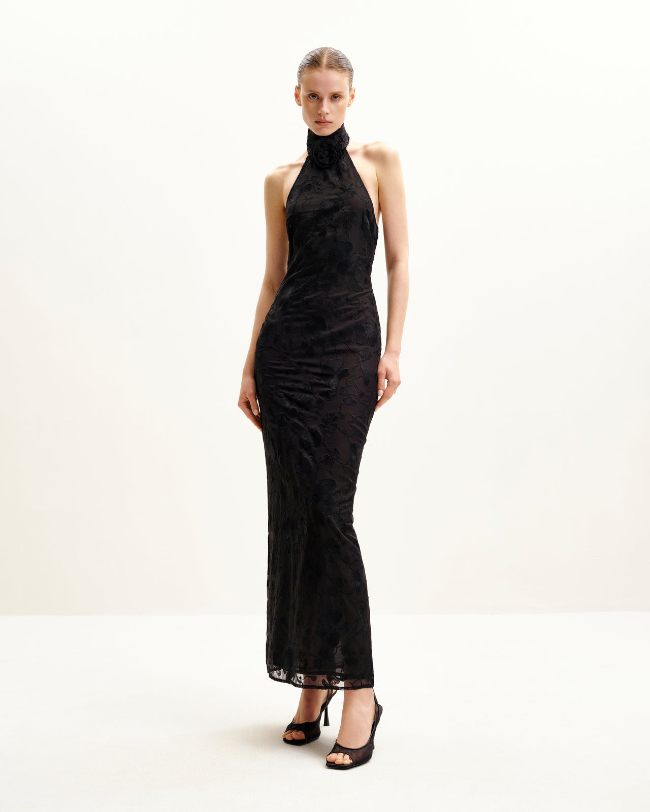 Uliana Schwarzes Maxikleid mit Blumen-Spitzen und Halterneck - Schwarz