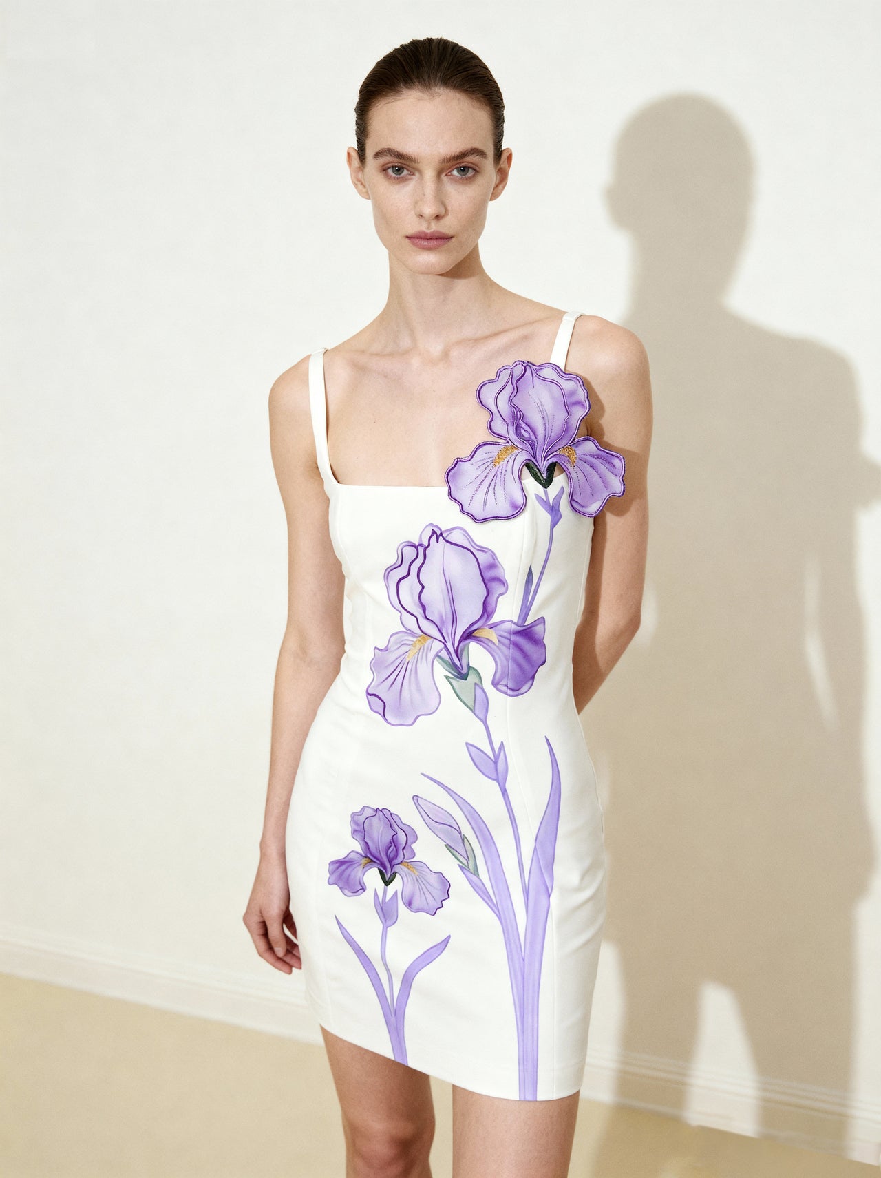 Iris Geblümtes, figurbetontes Träger-Minikleid - Weiß