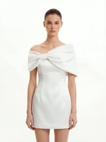 Weißes Satin-Minikleid mit asymmetrischer Schleife