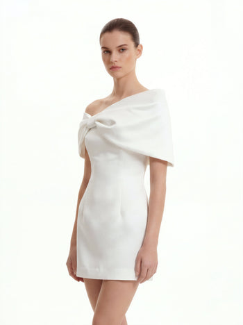 Weißes Satin-Minikleid mit asymmetrischer Schleife