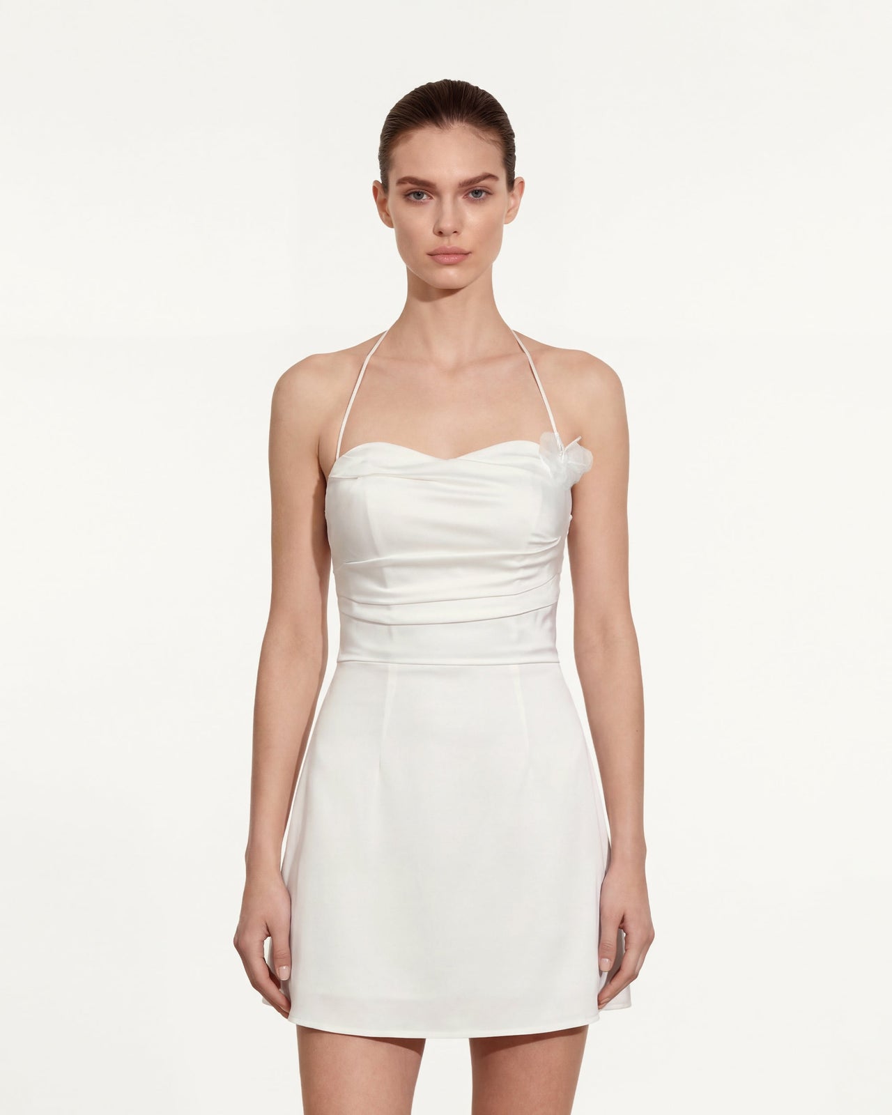 Florales gerafftes Neckholder-Minikleid - Weiß