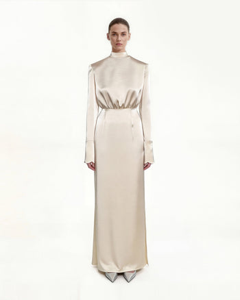 Figurbetontes Satin-Maxikleid mit Stehkragen und strukturierten Schultern - Creme