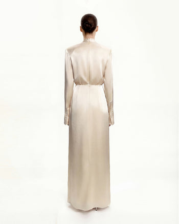 Figurbetontes Satin-Maxikleid mit Stehkragen und strukturierten Schultern - Creme