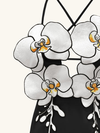 Orchideenbesticktes Kleid – Schwarz/Weiß