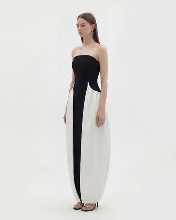 Monochromes trägerloses Maxikleid mit Paneelen und skulpturaler Form - Schwarz