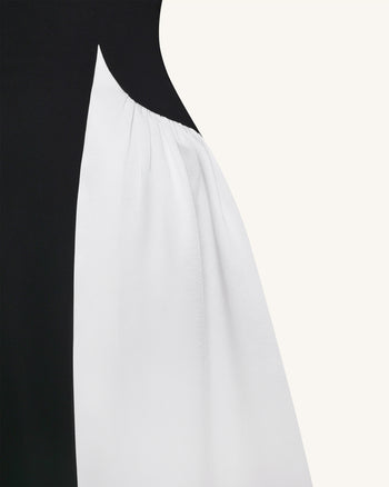Monochromes trägerloses Maxikleid mit Paneelen und skulpturaler Form - Schwarz