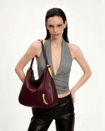 Nina Hobo-Bag mit Metallanhänger – Burgunderrot