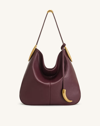 Nina Hobo-Bag mit Metallanhänger – Burgunderrot