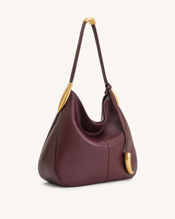 Nina Hobo-Bag mit Metallanhänger – Burgunderrot