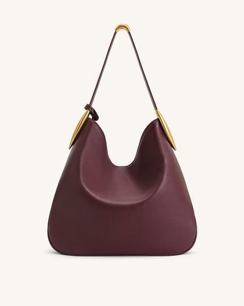 Nina Hobo-Bag mit Metallanhänger – Burgunderrot