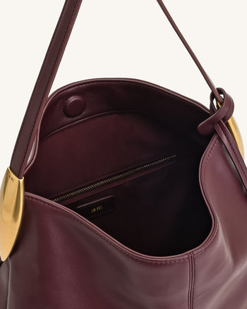 Nina Hobo-Bag mit Metallanhänger – Burgunderrot