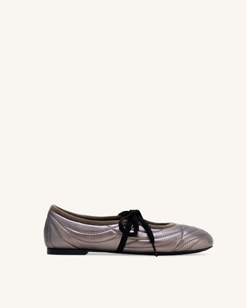 Erika Ballerinas mit Ziernähten und Schnürung – Dunkelbraun
