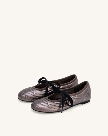 Erika Ballerinas mit Ziernähten und Schnürung – Dunkelbraun