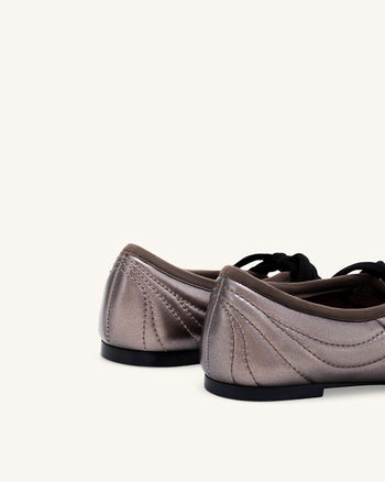 Erika Ballerinas mit Ziernähten und Schnürung – Dunkelbraun