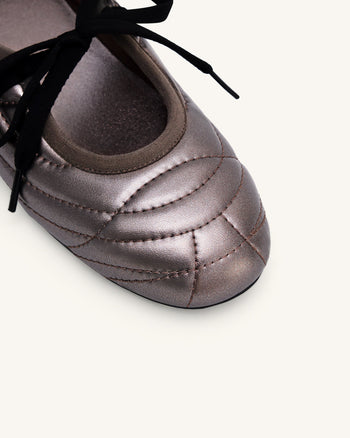 Erika Ballerinas mit Ziernähten und Schnürung – Dunkelbraun