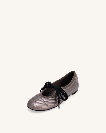 Erika Ballerinas mit Ziernähten und Schnürung – Dunkelbraun