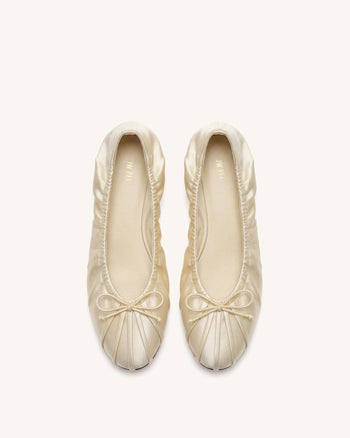 Solenne Satin-Ballerinas mit Raffung und Kordelzug – Beige