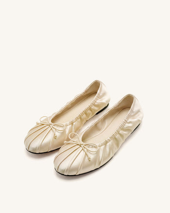 Solenne Satin-Ballerinas mit Raffung und Kordelzug – Beige