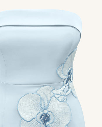 Kleid mit Orchideenstickerei – Hellblau