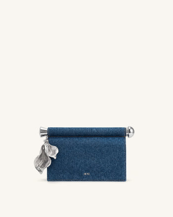 Holly Clutch mit Metallanhänger-Verzierung - Blauer Denim