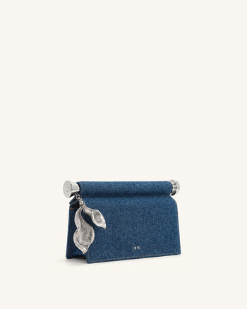 Holly Clutch mit Metallanhänger-Verzierung - Blauer Denim