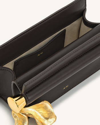 Holly Metallanhänger verzierte Clutch - Dunkelbraun