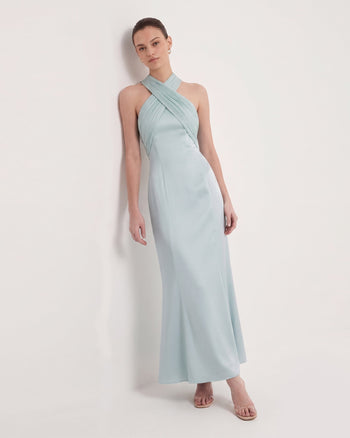 Plissee-Maxikleid aus Satin mit überkreuztem Neckholder – Staubblau