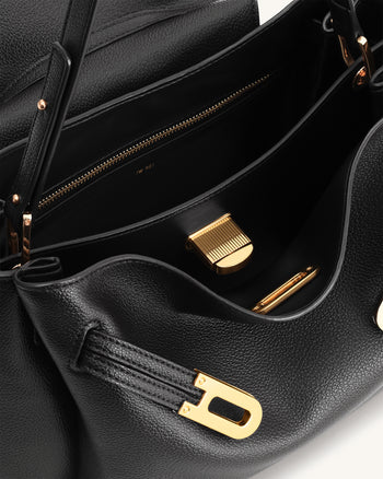 Rhea Schultertasche mit doppelter Schnalle und Narbenlederstruktur - Schwarz