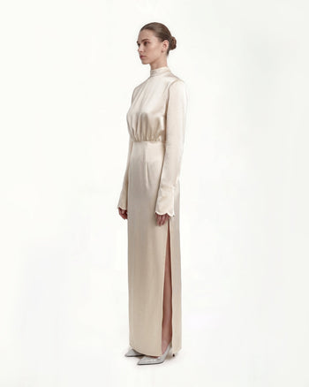 Figurbetontes Satin-Maxikleid mit Stehkragen und strukturierten Schultern - Creme