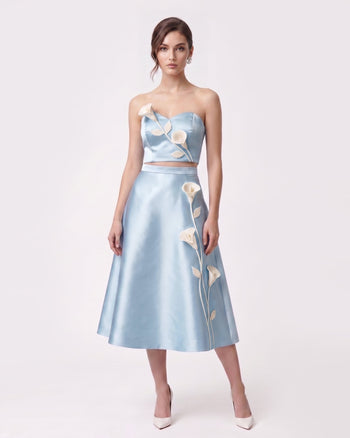 Satin-Midirock mit Blumenapplikation - Hellblau