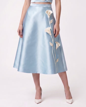Satin-Midirock mit Blumenapplikation - Hellblau
