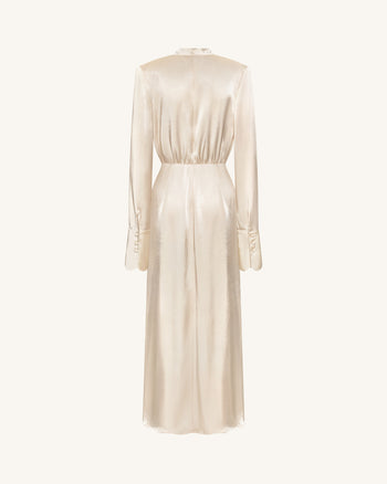 Figurbetontes Satin-Maxikleid mit Stehkragen und strukturierten Schultern - Creme