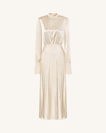 Figurbetontes Satin-Maxikleid mit Stehkragen und strukturierten Schultern - Creme