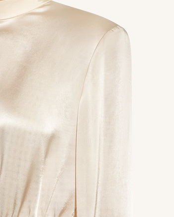 Figurbetontes Satin-Maxikleid mit Stehkragen und strukturierten Schultern - Creme