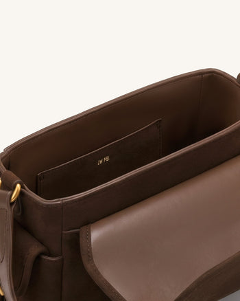 Marina Crossbody-Tasche mit Klappe aus Wildlederimitat, mehreren Taschen und Tragegriff - Dunkelbraun