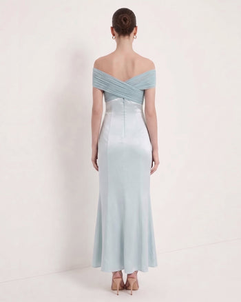 Plissee-Maxikleid aus Satin mit überkreuztem Neckholder – Staubblau