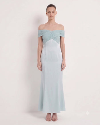 Plissee-Maxikleid aus Satin mit überkreuztem Neckholder – Staubblau