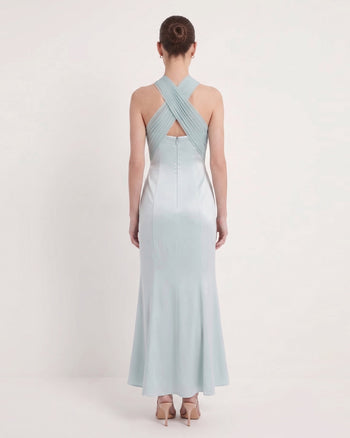 Plissee-Maxikleid aus Satin mit überkreuztem Neckholder – Staubblau