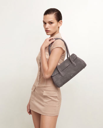 Solenne East-West-Schultertasche aus Wildlederimitat - Taupe