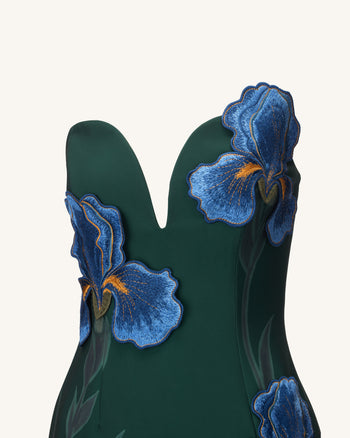Trägerloses Maxikleid mit Iris-Stickerei und Kerbausschnitt – Smaragdgrün