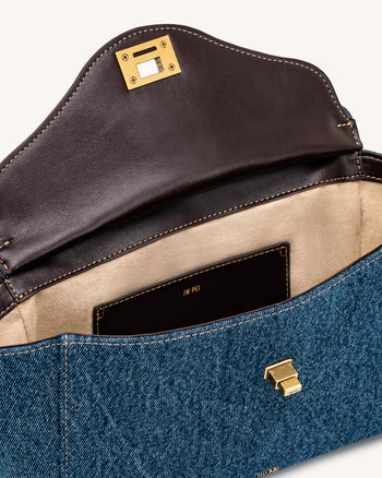 Lucia Envelope-Schultertasche mit Kette - Blue Denim