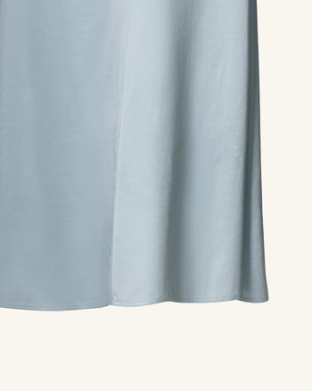 Plissee-Maxikleid aus Satin mit überkreuztem Neckholder – Staubblau
