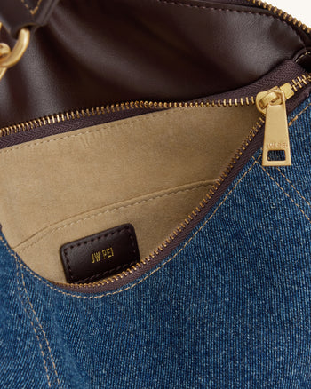 Jayla Schultertasche mit Metallanhänger - Blaues Denim