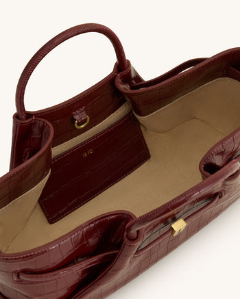 Maeve Tote Bag mit Dackel-Metallanhänger – Burgund in Kroko-Optik