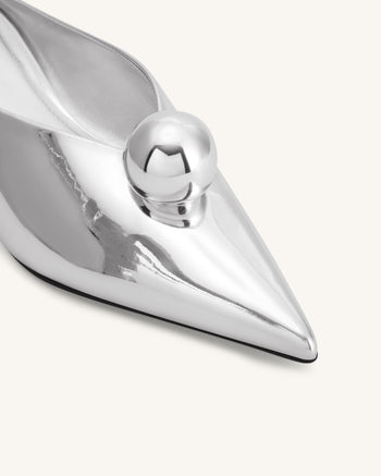 Helena Mules mit spitzer Kappe und Kugelverzierung - Silber