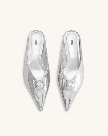 Helena Mules mit spitzer Kappe und Kugelverzierung - Silber